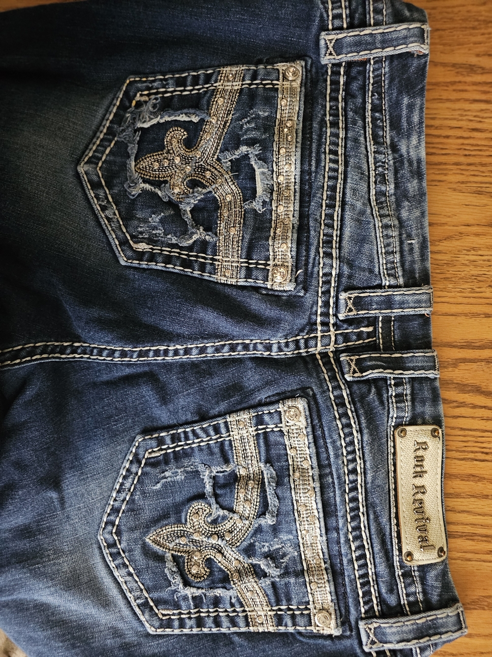 Women's Rock Revival Distressed Embroidered Pocket Size 34 Easy Boot Jeans